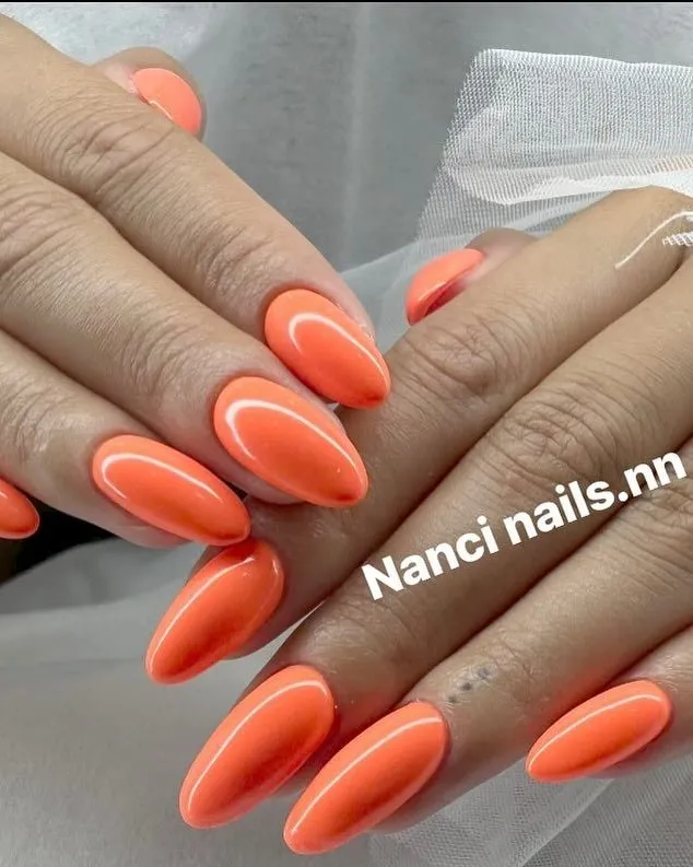 Almendra en coral liso con brillo espejo