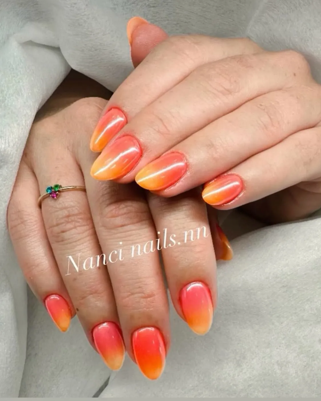 Degradado de naranja a coral en forma almendra