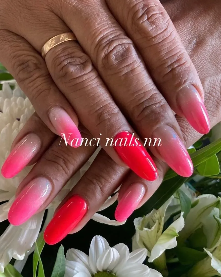 Degradado de nude a rosa y rojo, fotografiado sobre flores blancas
