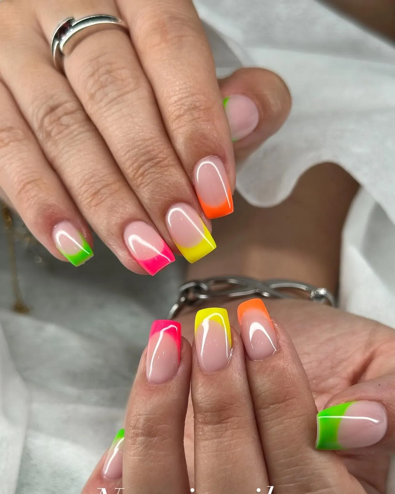 Uñas de gel con extensión y francesa en neón verde, rosa, amarillo y naranja