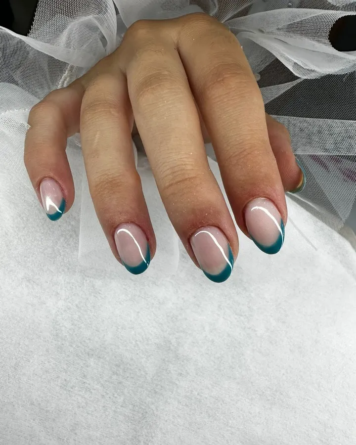 Uñas cortas nude con francesa turquesa y brillo