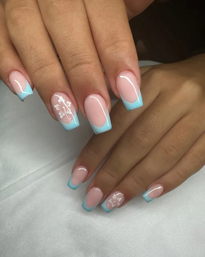 Francesa turquesa sobre nude con flores blancas pintadas a mano