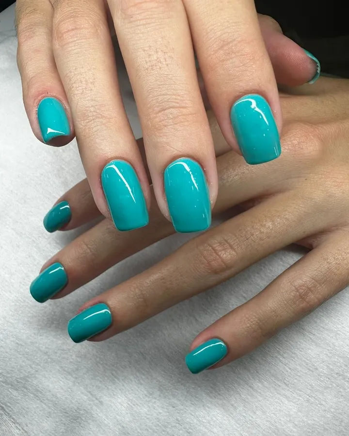 Uñas nude con punta francesa en turquesa