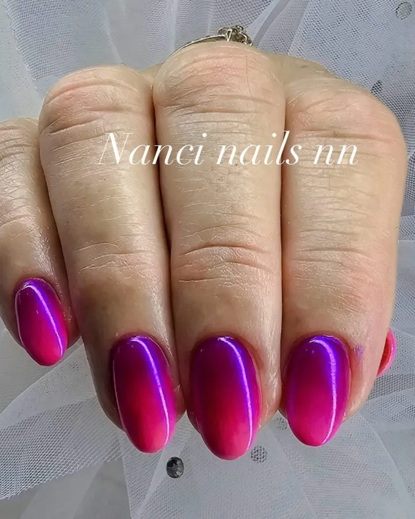 Fucsia tornasolado con reflejo violeta sobre tul blanco