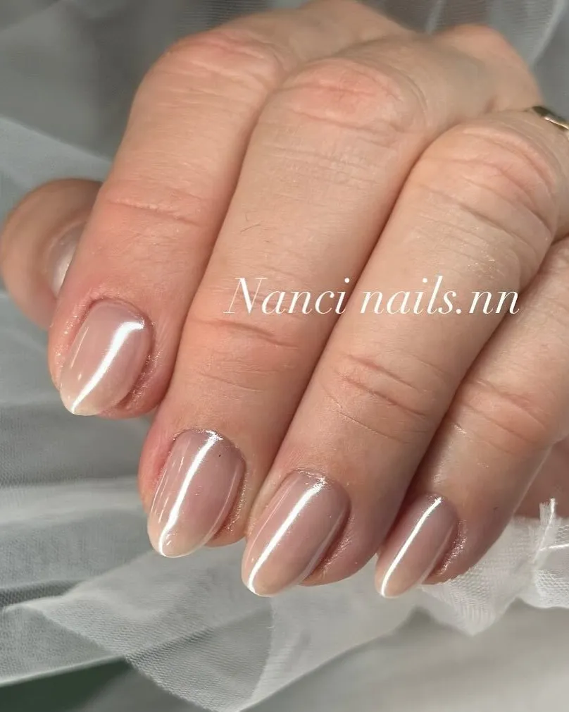 Uñas naturales cortas con acabado nude de alto brillo