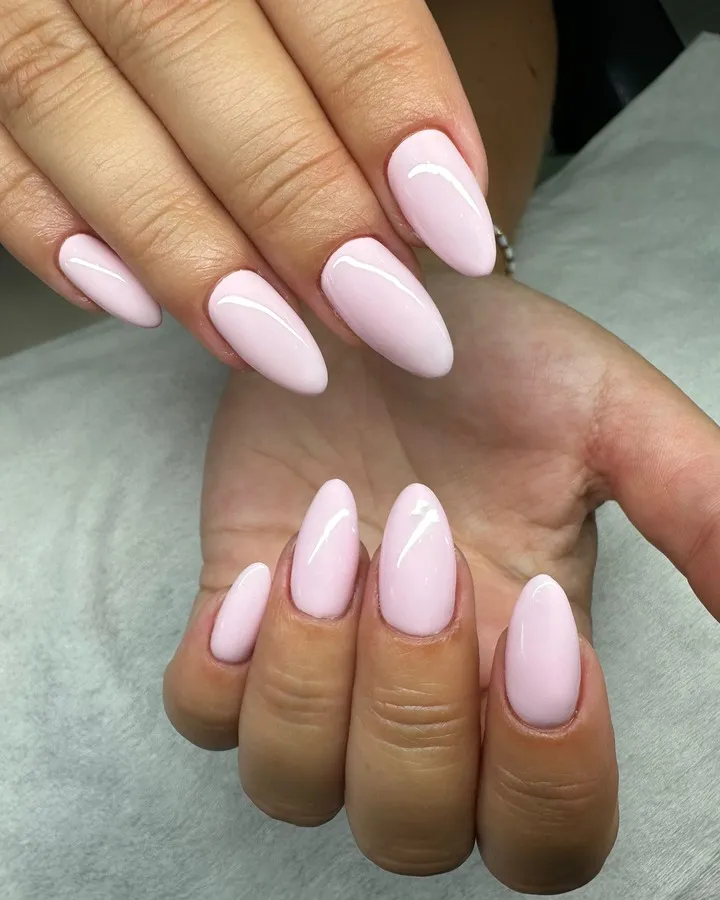 Pedicura rosa pastel brillante en uñas de los pies