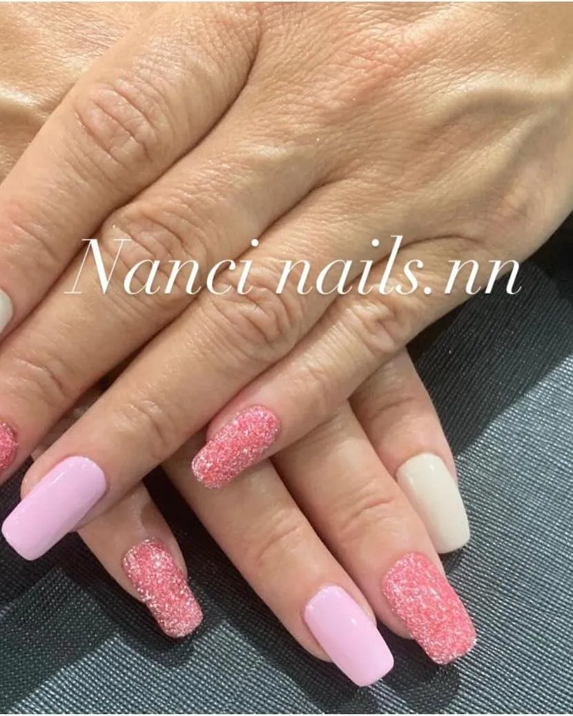 Combinación de purpurina coral, rosa empolvado y blanco roto en forma cuadrada
