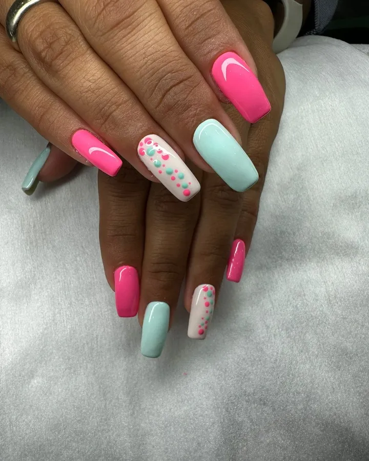 Manicura roja brillante en uñas largas de forma almendrada