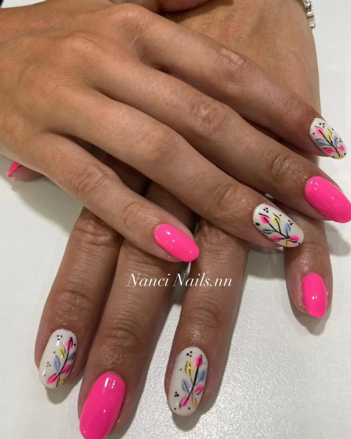 Rosa neón combinado con un diseño floral multicolor sobre base blanca