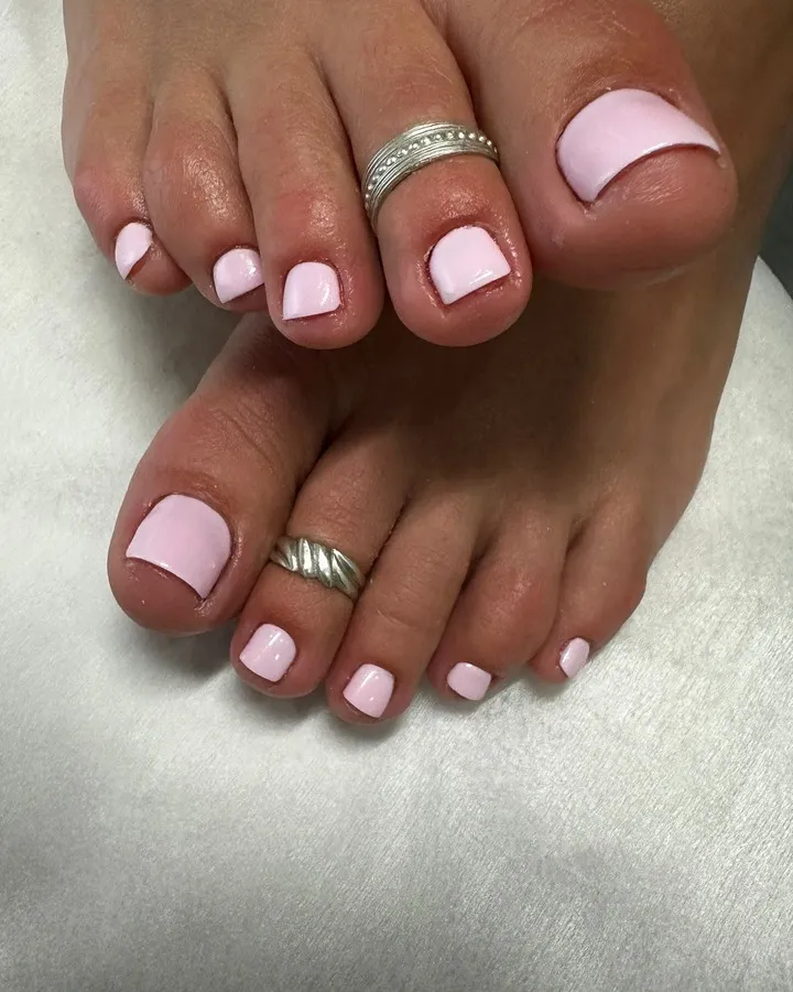 Manicura rosa neón y verde agua con una uña decorada con flores