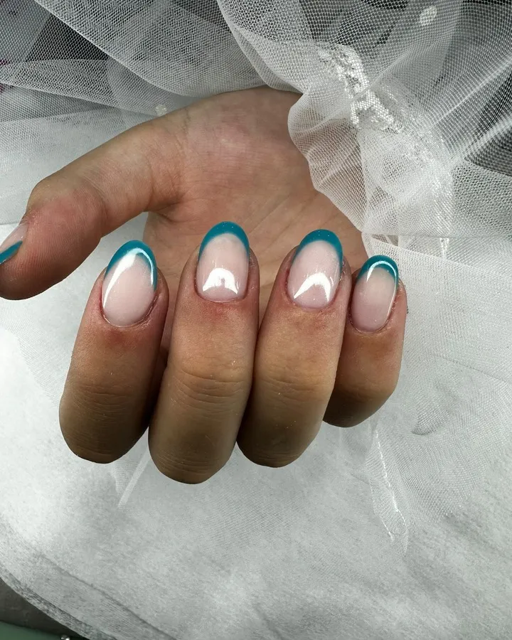Manicura rosa pastel brillante en uñas almendradas