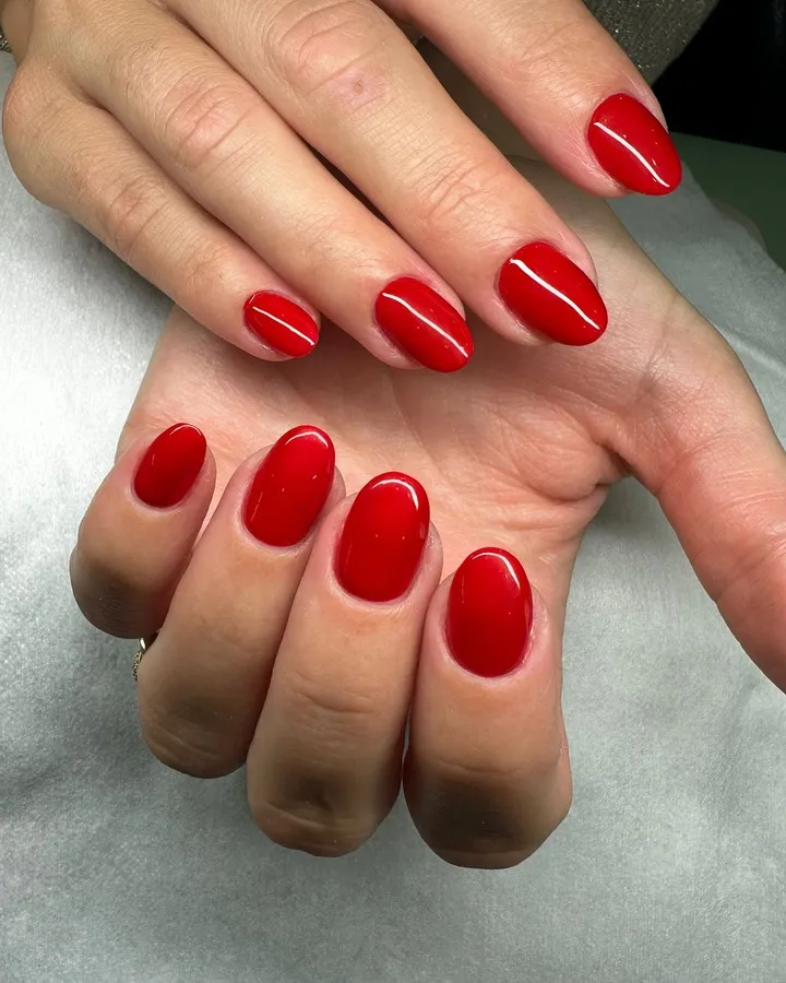 Manicura turquesa brillante en uñas cuadradas